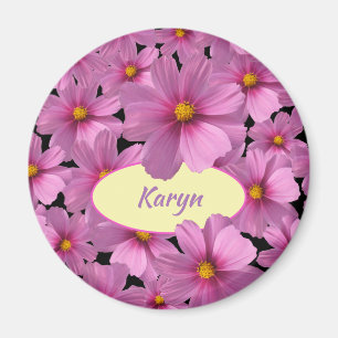 Lila Cosmos-Blume-Design auf schwarzem Hintergrund Magnet