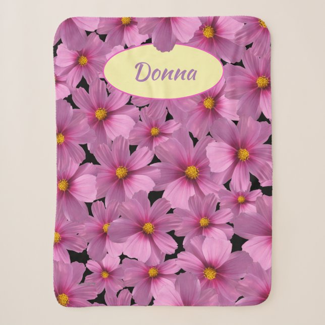 Lila Cosmos-Blume-Design auf schwarzem Hintergrund Sherpadecke (Vorderseite)