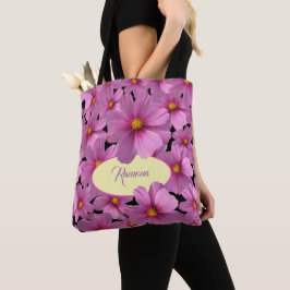 Lila Cosmos-Blume-Design auf schwarzem Hintergrund Tasche