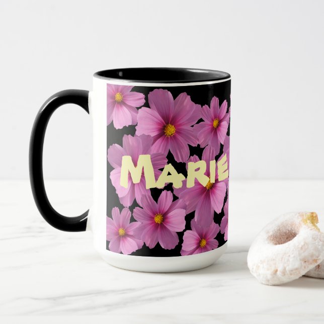 Lila Cosmos-Blume-Design auf schwarzem Hintergrund Tasse (Mit Donut)