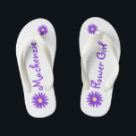 Lila Daisy Flower Girl Kinderbadesandalen<br><div class="desc">Kühne und lustige lila Stimmung und Textgestaltung für Ihre Blume Mädchen. Personalisieren Sie mit einem Namen oder ändern Sie Text,  um Ihre Bedürfnisse Anzug.</div>