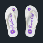 Lila Daisy Flower Girl Kinderbadesandalen<br><div class="desc">Kühne und lustige lila Stimmung und Textgestaltung für Ihre Blume Mädchen. Personalisieren Sie mit einem Namen oder ändern Sie Text,  um Ihre Bedürfnisse Anzug.</div>