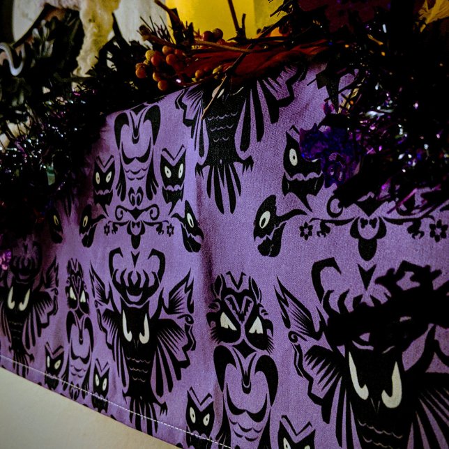 Lila Damask Halloween Black Owls Spooky Spuk Kurzer Tischläufer (Von Creator hochgeladen)