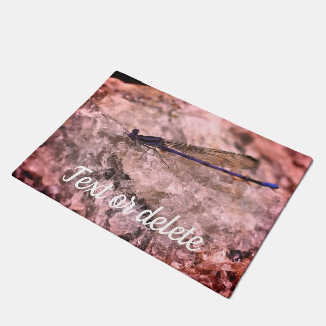 Lila Damselfly auf dem Quarzfelsen Personalisiert Fußmatte (Schrägansicht)