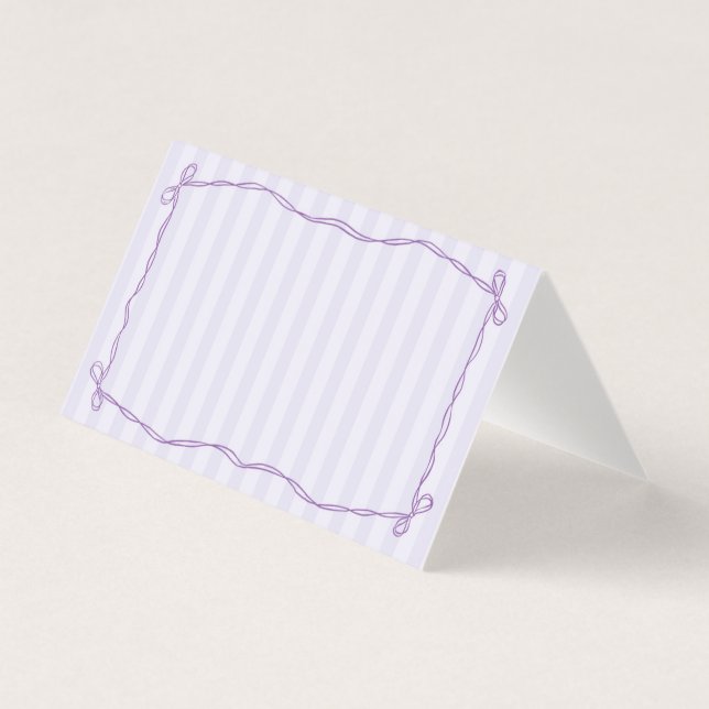 Lila Dekoration der Coquette Bow Pastel Platzkarte (Vorderseite)