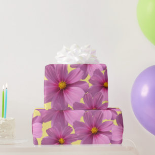 Lila Design der Kosmos-Blume auf gelbem Hintergrun Geschenkpapier