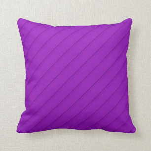 Lila, diagonal gestreiftes Kissen
