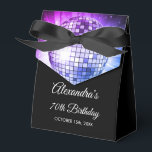 Lila Diskothek-Ball der 70er Jahre Geschenkschachtel<br><div class="desc">Mit unserer Lila 70. Geburtstagsparty 70's Disco Ball Fvor Box stärken Sie Ihre 70. Geburtstagsfeier. Diese Gunst Box erfasst das Wesen der Disco-Zeit, macht es die perfekte Wahl für eine disco-thematische Bash oder jedes Ereignis, wo Sie gewollt, eine Touch von "70er Magic. In einem zauberhaften Schatten von lila, strahlt diese...</div>
