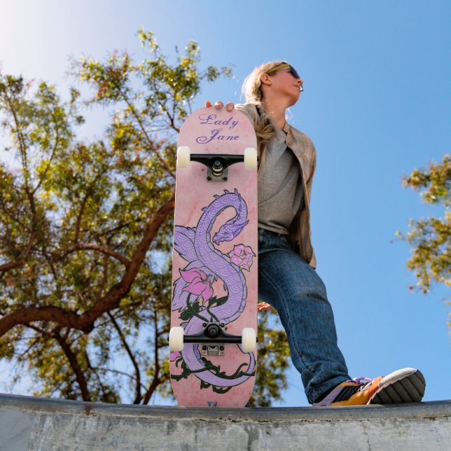 Lila Dragon auf rosa D-Markenbezeichnung Skateboard (Außenbereich 1)