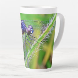 Lila Dragonfly-Geist zeichnet Latte-Tasse aus Milchtasse