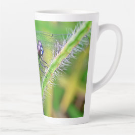 Lila Dragonfly-Geist zeichnet Latte-Tasse aus Milchtasse