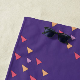 Lila Dreieck Geometrisches Muster Strandtuch