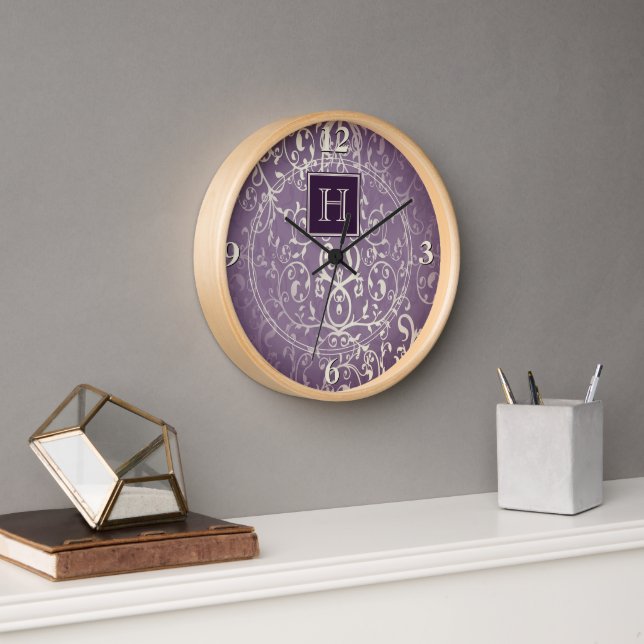 Lila Elegant Blühe Monogram-Uhr Uhr (Büro)