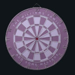 Lila Familienname und Nachrichtenklassiker Dartscheibe<br><div class="desc">Klassisches Dartboard-Design mit abwechselnd staubigen lila- und Lavendeldreiecken (leicht lila). Oben und unten gibt es den Namen und eine Nachricht als Bogentext, in Kapiteln.</div>