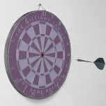 Lila Familienname und Nachrichtenklassiker Dartscheibe<br><div class="desc">Klassisches Dartboard-Design mit abwechselnd staubigen lila- und Lavendeldreiecken (leicht lila). Oben und unten gibt es den Namen und eine Nachricht als Bogentext,  in Kapiteln.</div>