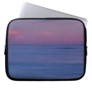 Lila-farbener Sonnenaufgang an der Meeresküste Laptopschutzhülle