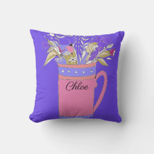 Lila farbige Blume in einer originellen Tasse Kissen