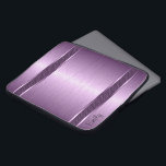 Lila Farbtöne aus gebürstetem Aluminium Laptopschutzhülle<br><div class="desc">Metallische gedämpfte lila Design gebürstete Aluminium-Look Muster. Streifen aus schwarzem geometrischem Muster.</div>
