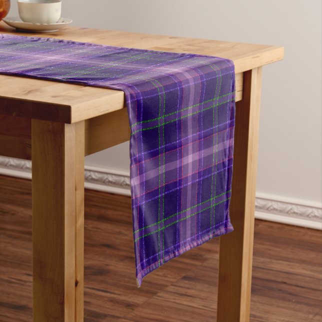 Lila Farbtöne mit grünem und rosa Tartan Kurzer Tischläufer (Beispiel)