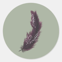 Lila Feder mit weißem Design, grüner Aufkleber