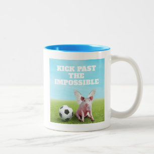 Lila fliegendes Schwein Fußball lustig inspirieren Zweifarbige Tasse