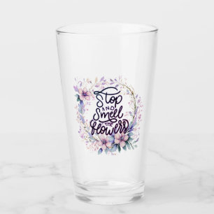 Lila floral anhalten und die Blumen riechen Glas