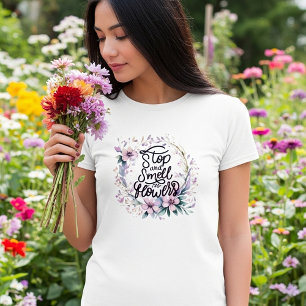 Lila floral anhalten und die Blumen riechen T-Shirt