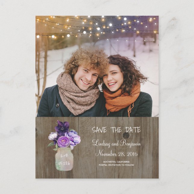 Lila Floral Mason Jar Rustikales Foto Save the Dat Ankündigungspostkarte (Vorderseite)