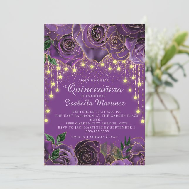 Lila florale Gold String Light Stars Quinceañera Einladung (Stehend Vorderseite)