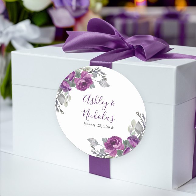 Lila floraler Elegant Braut und Gräuelname Runder Aufkleber (Purple floral stickers from my Plush Purple Wedding Collection )