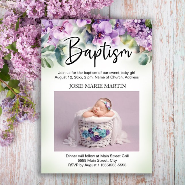 Lila florales Baby Taufe Christening Foto Einladung (Elegant purple floral baby baptism/christening invitation personalized with a photo.)