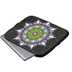Lila florales Mandala-Kaleidoskop-Kunst Laptopschutzhülle