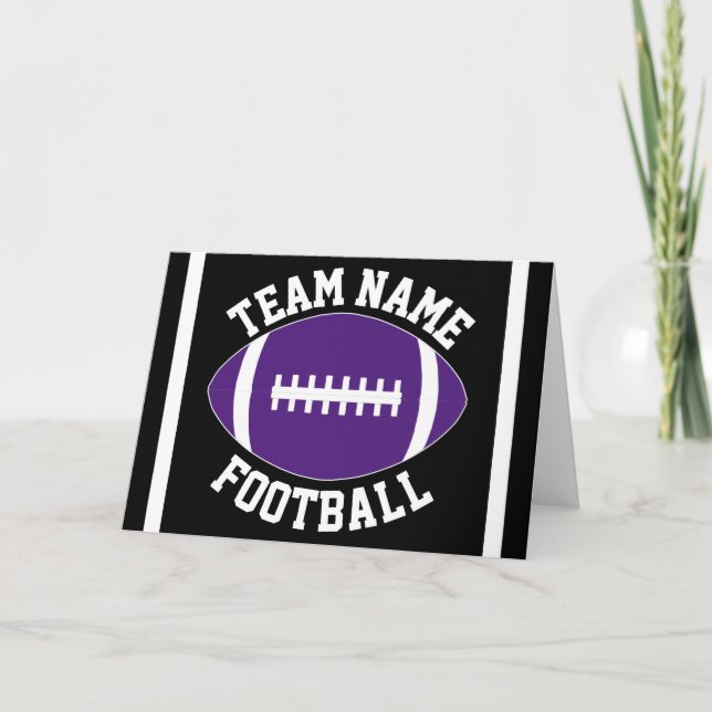 Lila Football Custom Team Name/Text Sports Party Karte (Vorderseite)