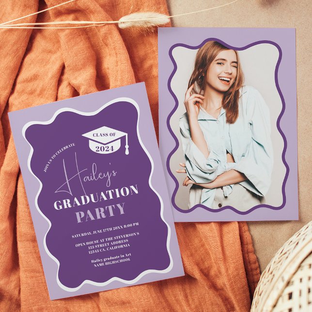 Lila Foto-Abschluss mit runder Rahmen Einladung (Purple retro wavy frame photo graduation invitation)