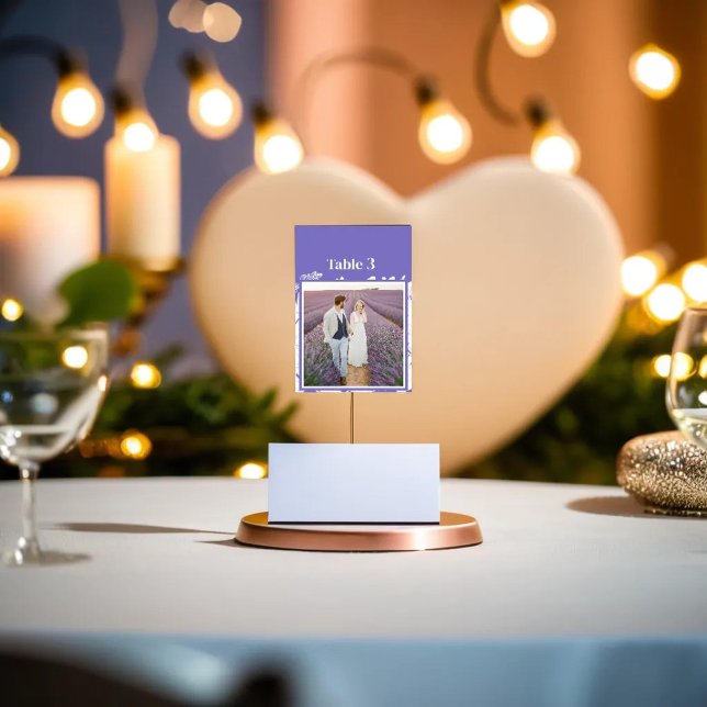 Lila Foto mit Blumenmuster und Anzahl Tischnummer (wedding guest table has Purple Floral Couple photo with number Table Number balancing on card holder)