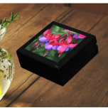 Lila Fuchsia mit rosa Sepalen Erinnerungskiste<br><div class="desc">In dieser hölzernen Geschenkboxen mit Keramik-Fliesen,  die ein Foto von bicolor,  lila Fuchsia-Blume mit rosa Sepalen zeigt,  können Sie Schmuck,  Schmuck und andere kleine Keepsakes aufbewahren. Ein buntes,  blumengeschmücktes Design! Wählen Sie Ihre Geschenkboxen und Farbe.</div>