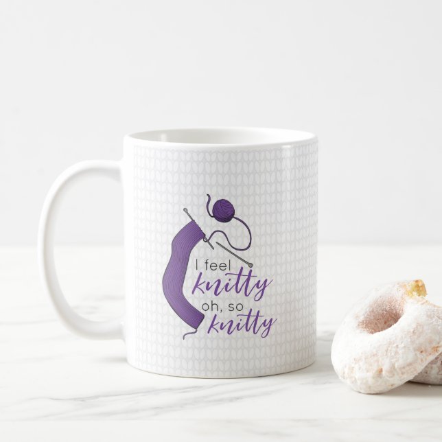 Lila fühle ich mich wie Knitty, so knett. Kaffeetasse (Mit Donut)