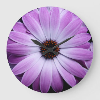 Lila Gänseblümchen Große Wanduhr