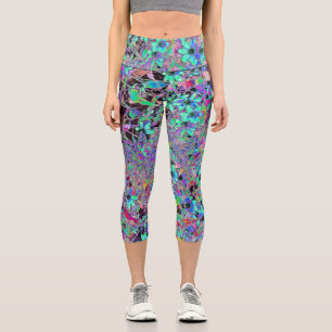 Lila Garten mit psychedelischen Aquamarin-Blumen Capri Leggings