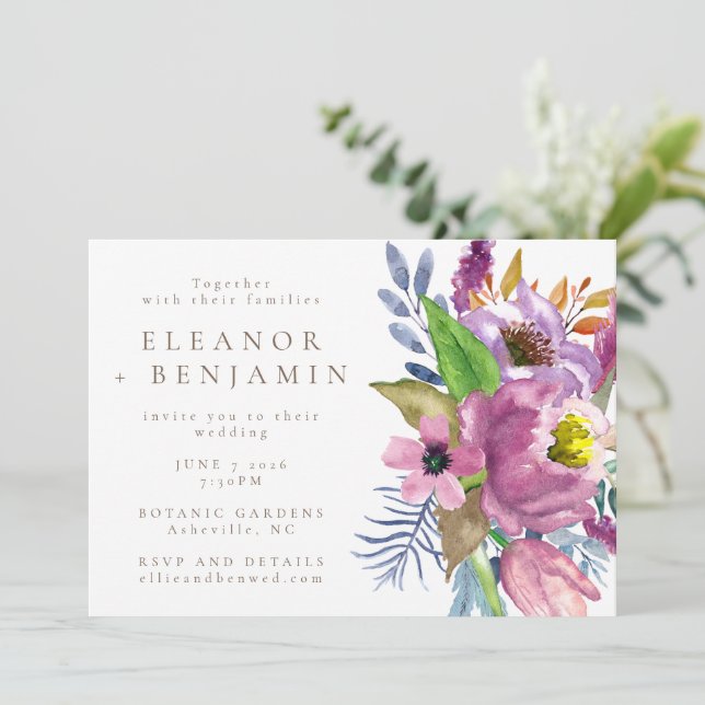 Lila Gartenflora Minimalistisch in einer Hochzeit Einladung (Stehend Vorderseite)