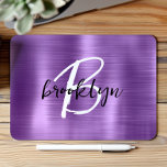 Lila gebürstetes Schwarz-weißes Script Monogram Mousepad<br><div class="desc">Dieses elegante personalisierte Mauspad verfügt über ein Monogramm und einen Vornamen in modernem Schwarz-Weiß-Skript auf einem lila,  gebürsteten Metallhintergrund.</div>