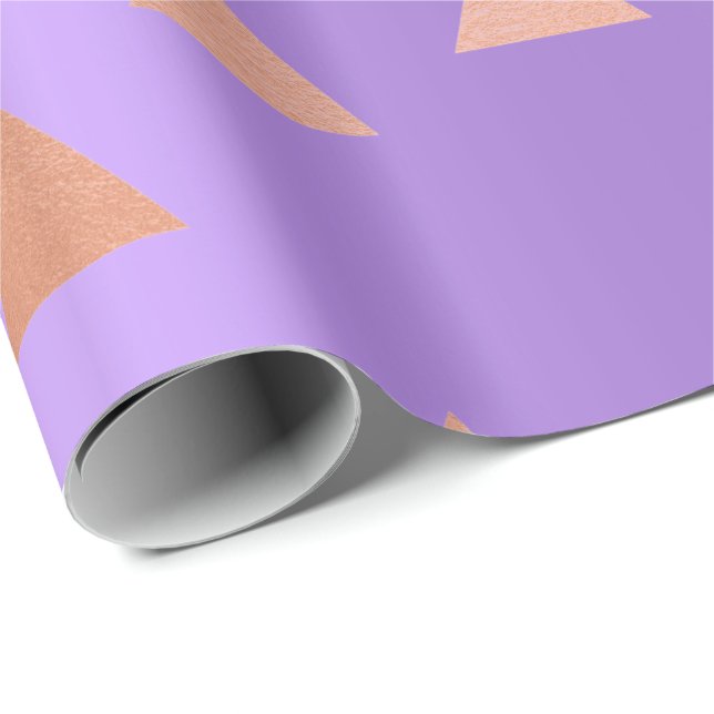 Lila geometrische Dreiecke mit rosa Rosengoldversc Geschenkpapier (Rolleneckpunkt)