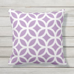 Lila geometrisches Muster Außenpolster Kissen Für Draußen<br><div class="desc">Lila Interlock-Kreise, geometrisches Muster im Außenkissen von African Violet. Made in the USA. UV- und mildbeständige Gartenkissen oder Sitzkissen mit modernen Designs in hellen Sommerfarben. Erhältlich in 16 oder 20 Zoll Quadrat und 13 mal 21 rechteckige Größen. Einschließlich einfügen. (Auch als Innencouch oder Sofa-Kopfkissen erhältlich, wählen Sie einfach Baumwolle oder...</div>