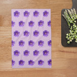 Lila Geranium Blume Nahtloses Muster auf Geschirrtuch<br><div class="desc">Nahtlose Muster der lila Geranium Blume auf Küchentüchern bedruckt. Blumenmuster Küchenhandtuch für Liebhaber von Blume oder Natur.</div>