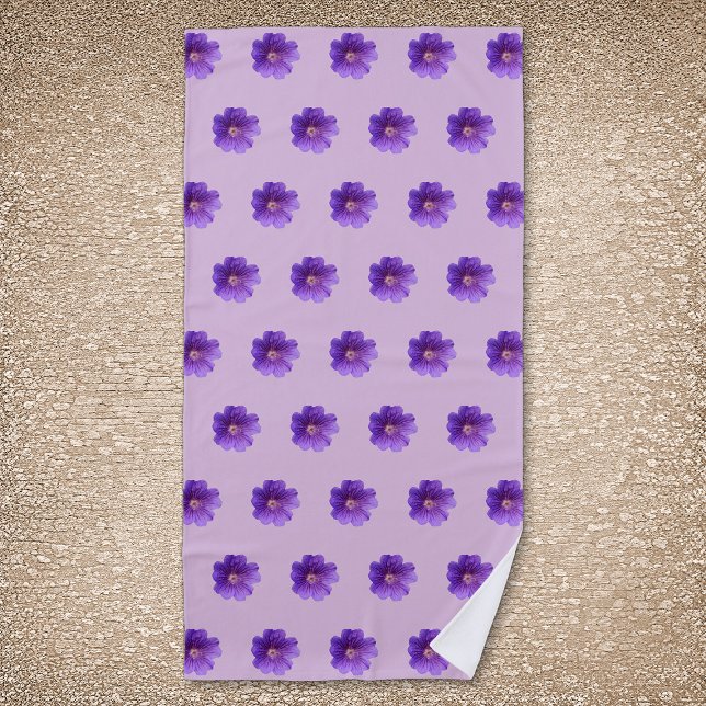 Lila Geranium Blume Nahtloses Muster auf Strandtuch (Purple Geranium flower seamless pattern on beach towel.)