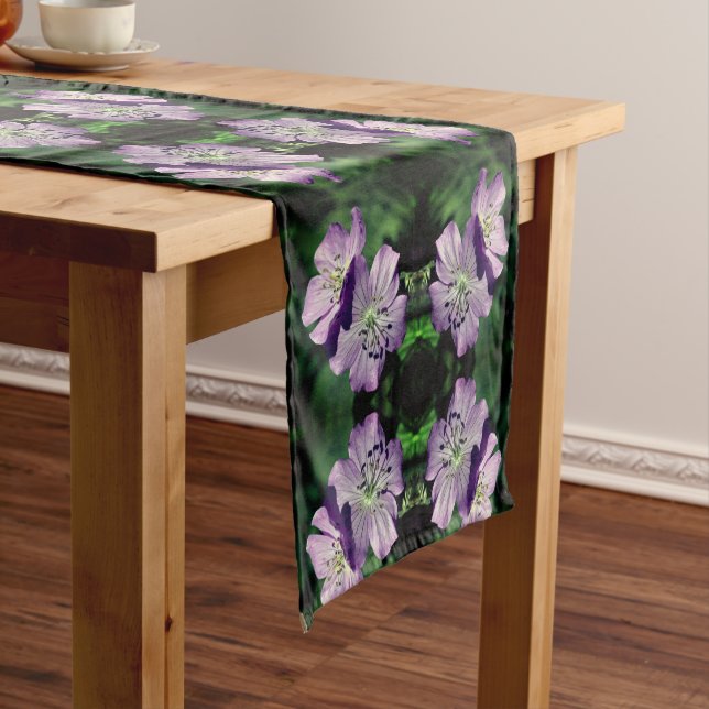 Lila Geranium Blume Pair Abstrakt Kurzer Tischläufer (Beispiel)