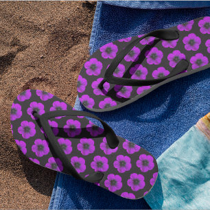 Lila Geranium-Blumenmuster auf Schwarz Flip Flops