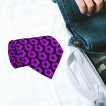 Lila Geranium-Blumenmuster auf Schwarz