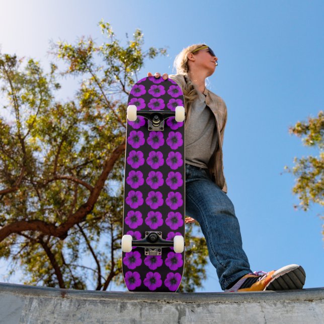 Lila Geranium-Blumenmuster auf Schwarz Skateboard (Außenbereich 1)