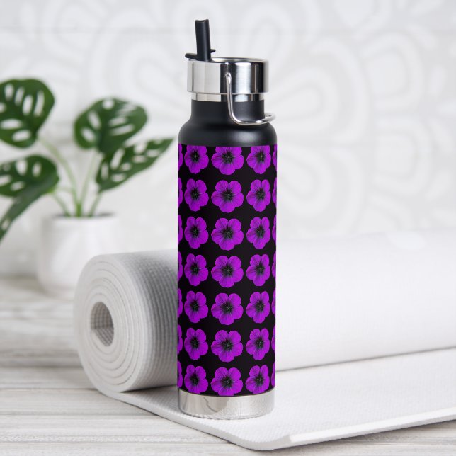 Lila Geranium-Blumenmuster auf Schwarz Trinkflasche (Yoga)